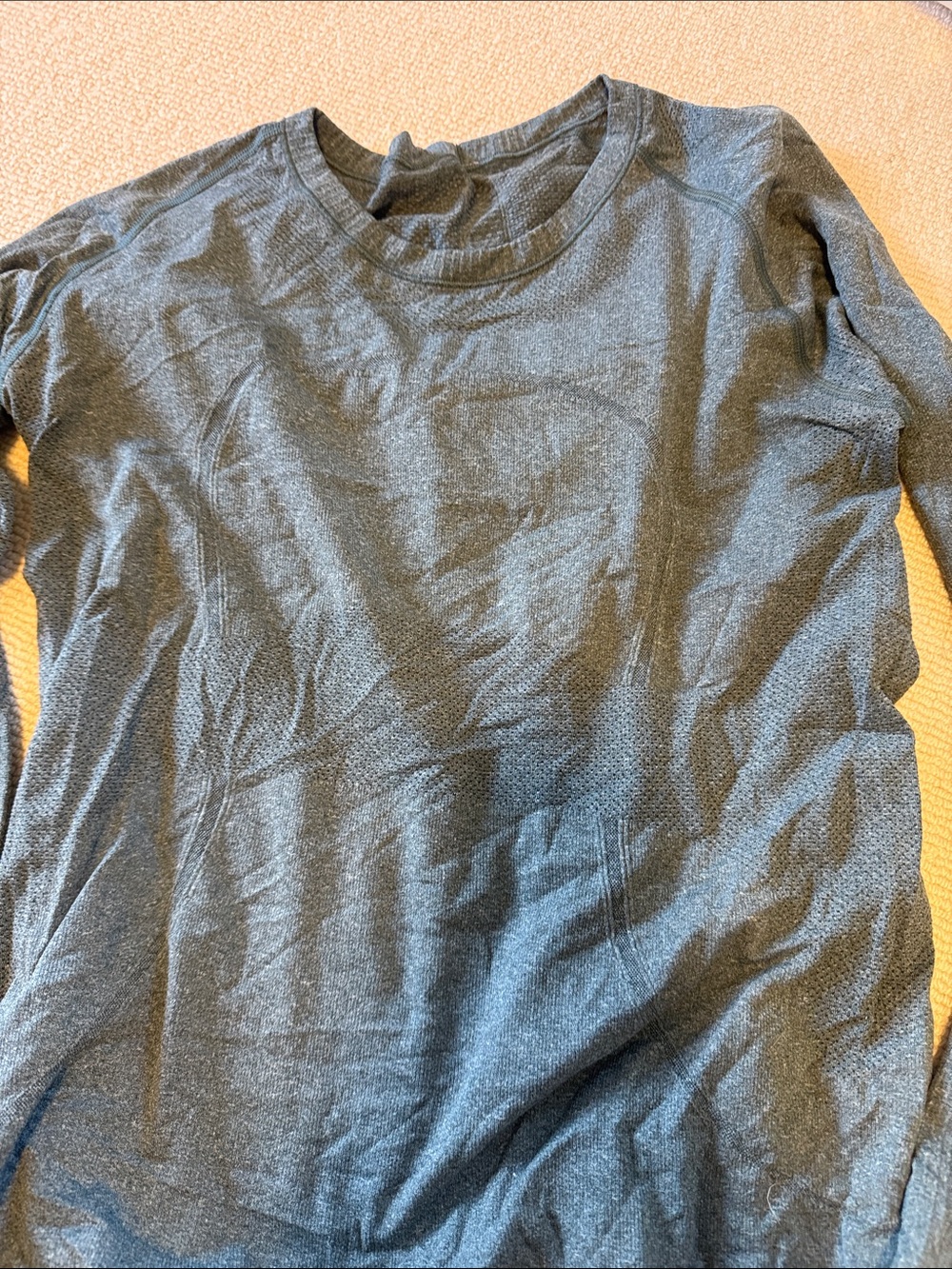 lululemon athletica teal short sleeve top with central mesh vent - Picture 2 of 3